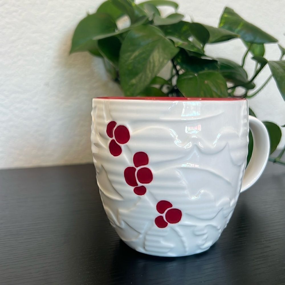 STARBUCKS 2010 HAND PAINTED 16oz 3D HOLLY BERRY Coffee CUP MUG w/Red Inside